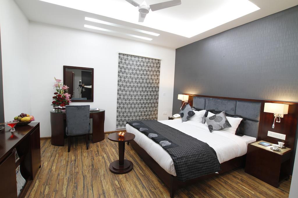 Hotel Prem Plaza Karnāl Esterno foto
