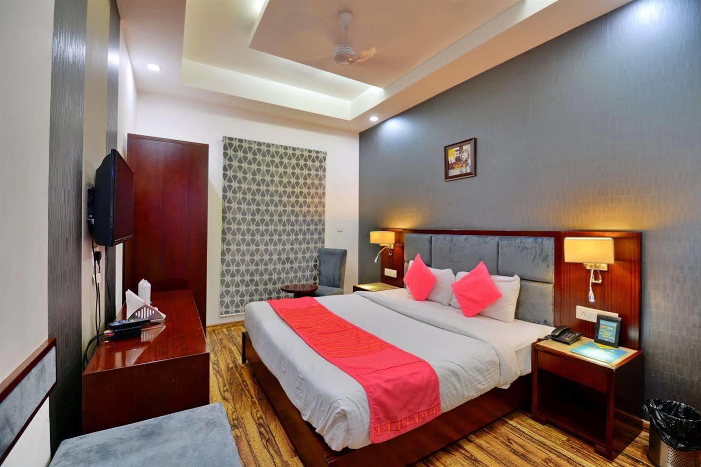 Hotel Prem Plaza Karnāl Esterno foto